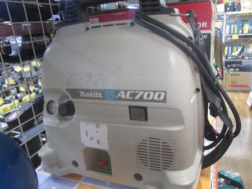 マキタ　エアコンプレッサ　AC700　中古品