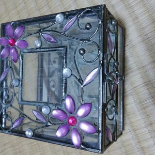 花のガラス細工のジュエリーボックス