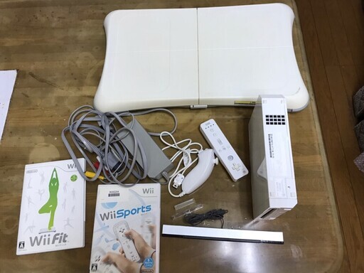 美品　ニンテンドー Wii 本体　ホワイト（白）Wii Fit wii sports セット