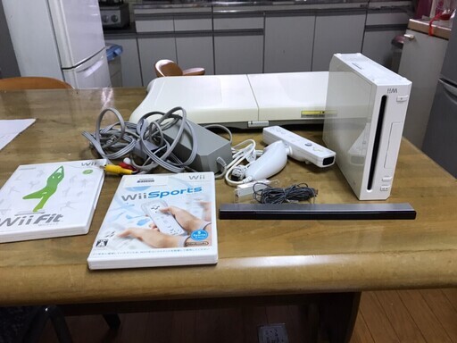 美品　ニンテンドー Wii 本体　ホワイト（白）Wii Fit wii sports セット