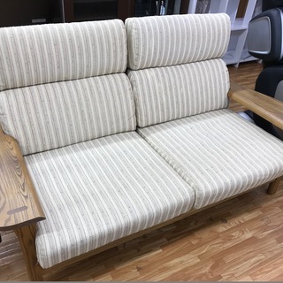 おしゃれ！！　高級感！！　モダンな３人掛けソファー　１９，９８０円（税別）