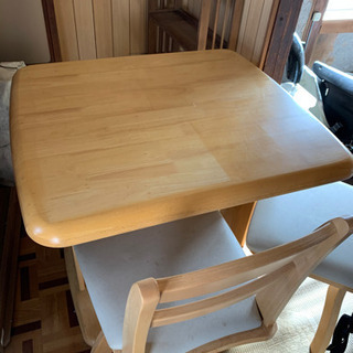 テーブルと椅子２脚