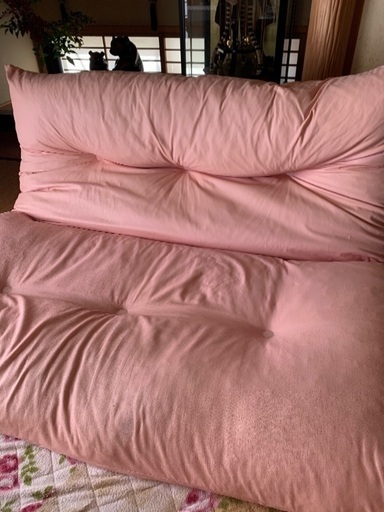 ソファベッドにもなる ピンクのソファ