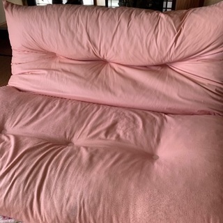 ソファベッドにもなる　ピンクのソファ