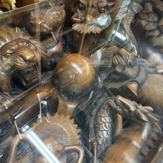 値下げしました！★来店限定★ 美術工芸　木彫り座卓　ガラステーブル　竜虎獅子　風水　中古