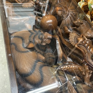 値下げしました！★来店限定★ 美術工芸　木彫り座卓　ガラステーブル　竜虎獅子　風水　中古