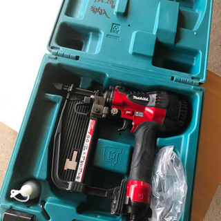 ★中古美品★マキタ  フロアータッカー　AT1150HA マキタ（makita） AT1150HA 高圧フロアタッカー 50mmフロアステープル