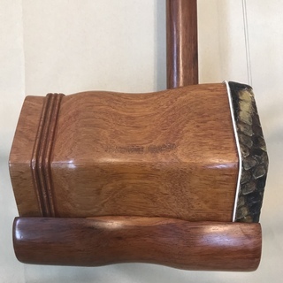 二胡 ケース付き 木製 赤茶色 二胡 ケース付き 木製 赤茶色（新品・送料込・返品可】二胡 花梨
