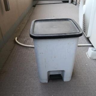 足踏み式ゴミ箱