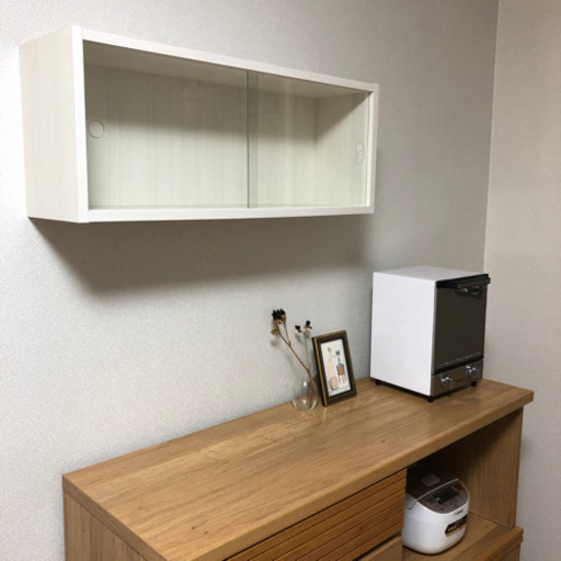 極上美品 ウォールシェルフ ガラス 飾り棚 壁掛け ガラス扉付き 壁掛け 棚 らららんど 烏丸の収納家具 食器棚 キッチン収納 の中古あげます 譲ります ジモティーで不用品の処分
