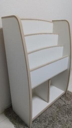 美品 子供向けクッション付き 本棚 白 ベージュ オシャレ カワイイ