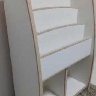 美品 子供向けクッション付き 本棚 白 ベージュ オシャレ カワイイ