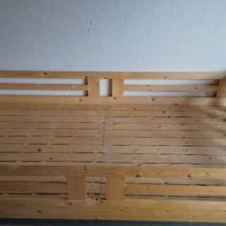木製二段ベッドの下のベッド