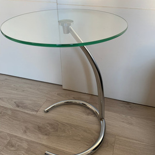 金属とガラスのサイドテーブル無料