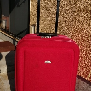 まだまだ使えます　赤色キャリーバッグ　スーツケース