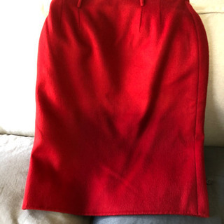 カシミヤ100%の赤タイトスカート
