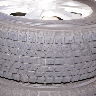 アルミホイールとスタットレスタイヤ、4本セット、価格18０００円税込