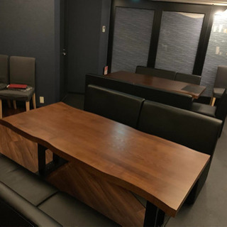 木製二段階高さ調節可能テーブルと黒ソファセット