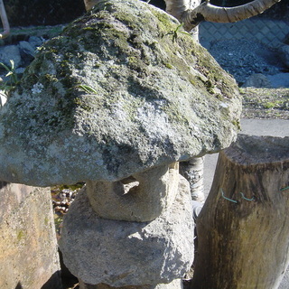 天然石の灯篭