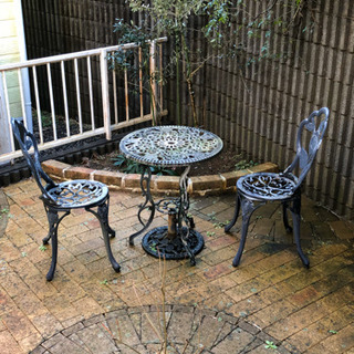屋外用ガーデンテーブルとイスのセット