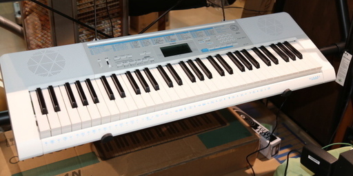無料配達 CASIO　光るキーボード　61鍵　入荷！ 鍵盤楽器、ピアノ
