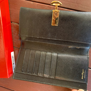 フェラガモ　新品？本物　長サイフ　黒
