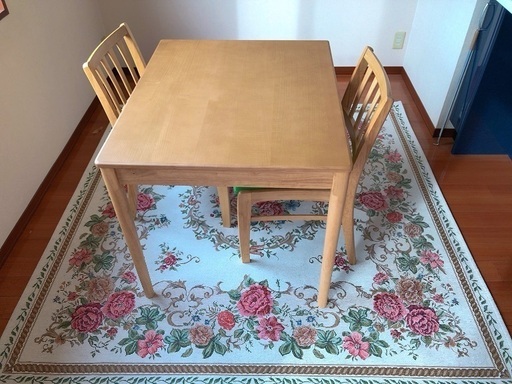 二人用テーブルと椅子と絨毯