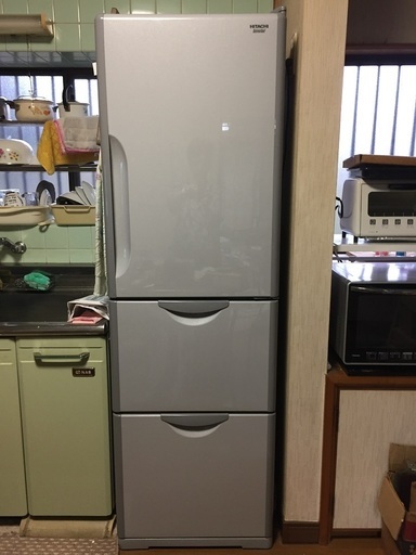 2012年製造　日立の冷蔵庫　幅54cm高さ172cmのスリムタイプ。冷凍室が一番下のタイプです。