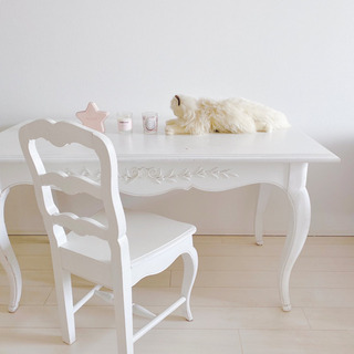 【破格】定価25万円の白のアンティーク調テーブルと椅子２脚
