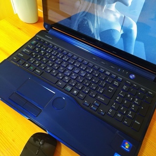 corei5メモリ8Gで大容量500Gの超高性能FUJITSU★　ブルーレイ対応♪　光沢オーシャンブルーがとても可愛い☆　最新Windows10　64Bit☆　　15.6inch大画面　　ゲーミングPC　　DVDドライブ　テンキー＆ウェブカメラ付き　青色　高級感　　マウス付き 　ノートパソコン　無線LAN　Wi-Fi対応 　 corei5メモリ8Gで大容量500Gの超高性能FUJITSU☆ ブルーレイ対応
