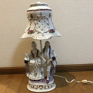 アンティークな陶器製の西洋人形テーブルランプ