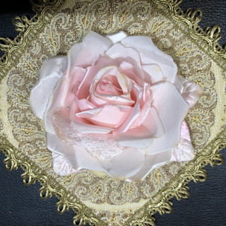 ピンクの薔薇の花のコサージュ