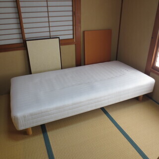 シンプルなシングルベッド
