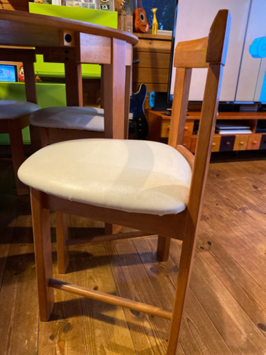 丸テーブルと椅子のセット