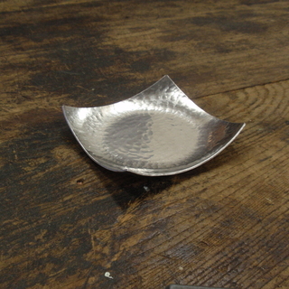 金属工芸工房アーティスです。金属を使ったものづくりをしています。体験教室も好評開催中です。オリジナルの銅、錫皿やアクセサリーを作ってみませんか？ - ものづくり
