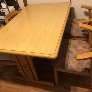 食卓テーブルと椅子4脚差し上げます。