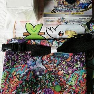 ポケモンセンター 渋谷店限定ピカチュウ、サコッシュ、コインケース、未開封サン&ムーンドリームリーグ強化拡張パック限定セット デッキケース コイン新品未使用