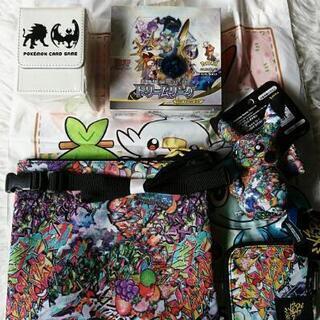 ポケモンセンター 渋谷店限定ピカチュウ、サコッシュ、コインケース、未開封サン&ムーンドリームリーグ強化拡張パック限定セット デッキケース コイン新品未使用