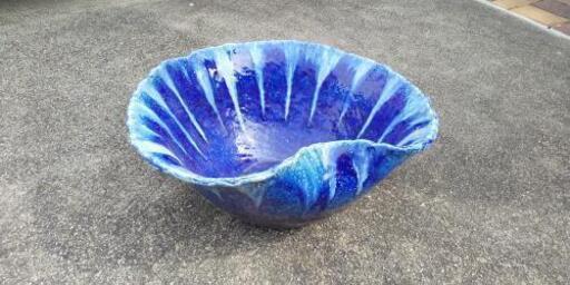 新品 青ガラス ひねり水盤 （睡蓮鉢）