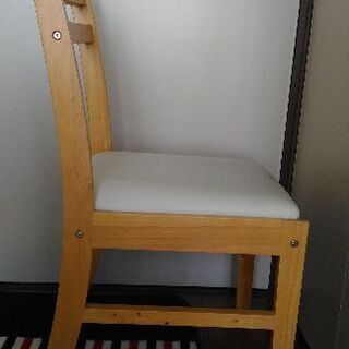 普通の木の椅子