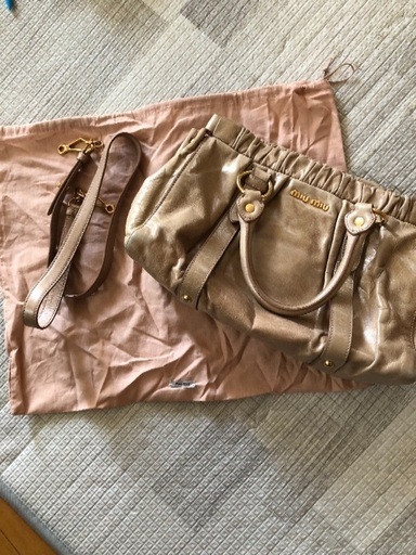 ミュウミュウ miu miu ベージュ ハンドバッグギャザー ショルダー付き 保存袋あり