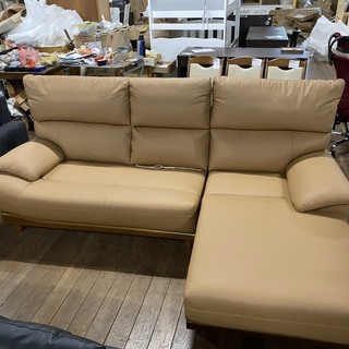 人気のカウチソファー入荷です。ちょっとだけキズがあるんで破格値の39800円！通常99800円です（ガチ）現品限り！お早めに！