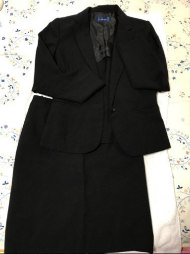 女性 黒スーツ