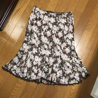 組曲の花柄スカート