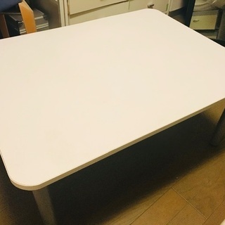 白のローテーブル。