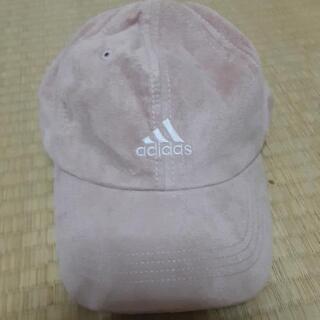 adidasのピンクの帽子