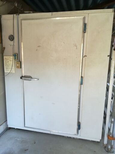 冷蔵庫動かない、倉庫か機械を取り替えれば冷蔵庫として使えます。