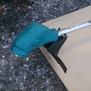 マキタ 充電式草刈機14.4V MUR143UD　本体のみ