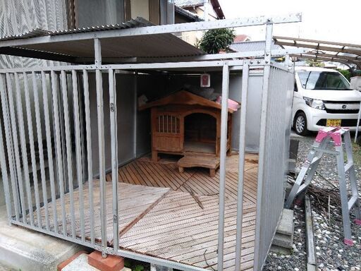 大型犬用サークルと犬舎
