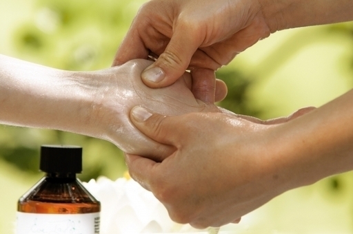 手と心に働きかける魔法のアロマハンドマッサージ講座 少人数開催 宮田 靖子 伏見のアロマの生徒募集 教室 スクールの広告掲示板 ジモティー